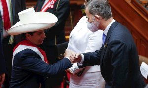 El presidente de Perú, Pedro Castillo, saluda al rey de España, Felipe VI, tras su investidura.