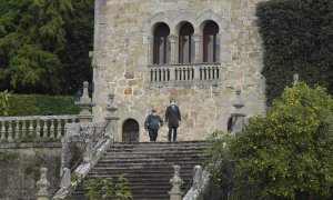 Un abogado del Estado acompañado de un Guardia Civil colabora en la realización del inventario del Pazo de Meirás, en Sada, A Coruña, Galicia, (España), a 11 de noviembre de 2020