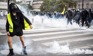 Un manifestante llevando el chaleco amarillo durante las protestas por las medidas anticovid en Francia.