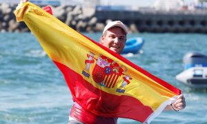 Joan Cardona Méndez celebra el bronce en la clase finn durante los eventos de vela de los Juegos Olímpicos de Tokio 2020 en Enoshima, Japón, 03 de agosto de 2021