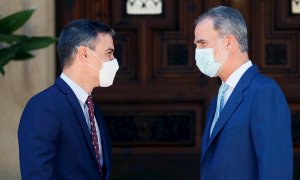 03/08/2021.- El rey Felipe VI recibe al presidente del Gobierno, Pedro Sánchez (i), antes de mantener el tradicional despacho de verano, en el que van a repasar los principales asuntos de interés político y económico, este martes, en el Palacio de Mariven