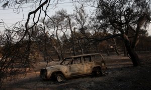 Un coche incendiado en el suburbio de Varybobi, en el norte de Atenas.