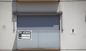 Cartel de 'se vende' en el balcón de un piso de un edificio de Madrid