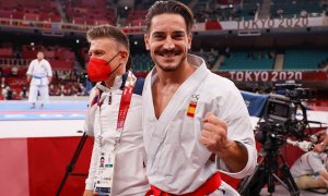 El español Damián Quintero (d) celebra tras conseguir la medalla de plata después de la final de kata masculino de karate por los Juegos Olímpicos 2020, este viernes en el estadio Nippon Budokan en Tokio (Japón)