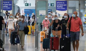 Llegada masiva de turistas de varias nacionalidades al aeropuerto de la capital para disfrutar del verano en la Costa del Sol.