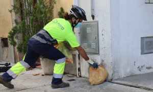 Els treballadors i treballadores municipals passen a recollir la brossa casa per casa en el sistema porta a porta com és el cas del municipi català de la fotografia, a Riudellots del a Selva.