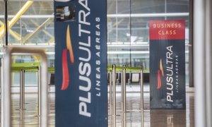 Un panel  de la aerolínea Plus Ultra, en el aeropuerto de Madrid - Barajas Adolfo Suárez. — Alejandro Martínez Vélez / EUROPA PRESS