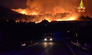 Una ladera ardiendo en la localidad de Petralia Soprana, en Sicilia, Italia.