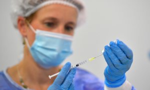 Una enfermera extrae una dosis de la vacuna BioNtech contra la enfermedad por coronavirus en un centro de vacunación de Dresde, en Dresden, Alemania