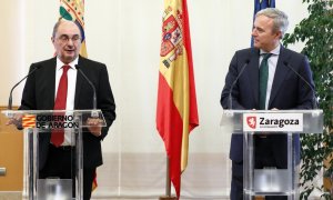 El alcalde de Zaragoza, Jorge Azcón, observa al presidente de Gobierno de Aragón, Javier Lambán, durante una comparecencia conjunta.