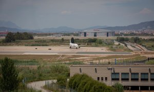 Un avión en el aeropuerto de Josep Tarradellas Barcelona-El Prat, cerca del espacio protegido natural de La Ricarda.