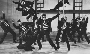 Elvis Presley canta 'Jailhouse Rock' ('El rock de la cárcel') en la película del mismo nombre.