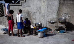 Personas en las calles de Les Cayes, Haití, tras el fuerte seísmo.