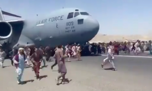 Caos en el Aeropuerto de Kabul tras la victoria de los talibán.