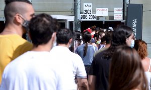 Jóvenes de los años 2002, 2003 y 2004 hacen cola ante un centro de vacunación contra la covid-19, este miércoles, en Valladolid.