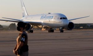 El segundo avión fletado por España para evacuar a españoles y afganos del país asiático ha aterrizado poco después de las ocho y media de la tarde de hoy viernes en la base aérea militar de Torrejón de Ardoz (Madrid) con 110 personas, entre ellas tres fa