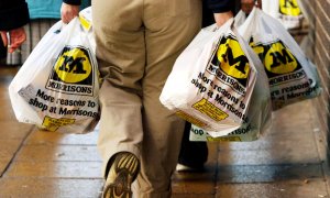 Un hombre va con sus compras en el supermercado Morrison en Bradford, Inglaterra.