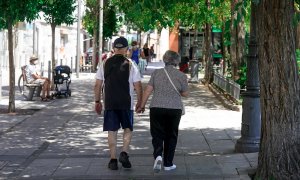 Una pareja de ancianos camina por la calle cogida de la mano, en Madrid. E.P./A. Pérez Meca