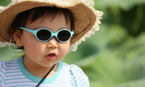 Niño con gafas de sol y sombrero.