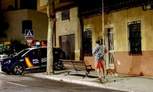 Un vehículo de la Policía Nacional estaciona junto a la vivienda en la que ha sido hallado el cadáver de la vendedora de la ONCE.