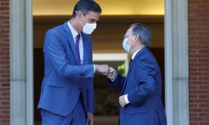 El presidente del Gobierno, Pedro Sánchez, recibe en el Palacio de la Moncloa al presidente de Ceuta, Juan Jesús Vivas (d).