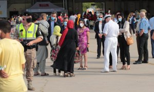 La ministra de Defensa, Margarita Robles, durante el recibimiento a un nuevo avión procedente de Dubái con 292 personas evacuadas desde Afganistán, en la Base Aérea de Torrejón, a 25 de agosto de 2021.