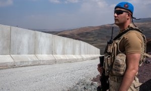 Un soldado turco vigila el muro en la frontera con Irán.