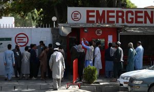 Gente en un puesto de emergencia en Kabul buscando a sus familiares tras el atentado en el aeropuerto.