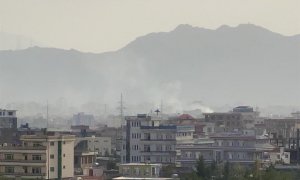 Humo cerca del aeropuerto de Kabul tras el impacto de un cohete.