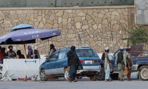 Un puesto de control talibán a las afueras del aeropuerto de Kabul.