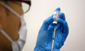 El personal médico prepara la vacuna contra el coronavirus de Moderna que se administrará en el centro de vacunación masiva recientemente inaugurado en Tokio, Japón, el 24 de mayo de 2021