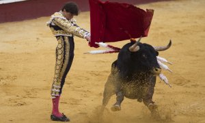 Un torero realiza un pase con muleta durante una corrida de toros en la plaza de toros de la Malagueta de Málaga el 21 de agosto de 2021.