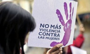 Una mujer porta una pancarta en contra de la violencia machista. EFE/Archivo