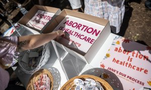 Manifestantes contra la ley antiaborto de Texas toman carteles en una concentración frente al capitolio del estado, en Austin, en mayo de 2021. AFP/Sergio Flores / Getty Images