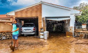 Los vecinos de Cobisa (Toledo) limpian de barro sus viviendas tras la inundación causada por la tormenta caída.