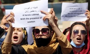 Los talibanes dispersan una protesta de mujeres con gases y tiros al aire