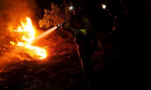 Los servicios de emergencias apagando el fuego.