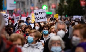 Una mujer con un cartel en la que se lee: `Más apoyos a la sanidad´, participa en la manifestación convocada por Marea Blanca, en defensa de la Atención Primaria de la Comunidad de Madrid, a 20 de junio de 2021, en Madrid, (España).