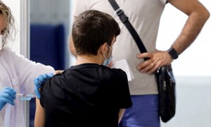 Un jóven se vacuna en el punto de vacunación de la Ciudad de las Artes y las Ciencias de València.