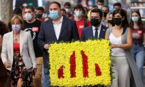 El presidente de la Generalita, Pere Aragonès (2d), acompañado del presidente de ERC, Oriol Junqueras(2i), y la portavoz Marta Vilalta(d), la ex presidenta del Parlament de Cataluña, Carme Forcadell (i) durante la ofrenda floral del Govern al monumento de