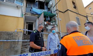 . En la imagen, el alcalde de Olesa, Miquel Riera (c), en el exterior del domicilio siniestrado en la calle Jaume Duran.