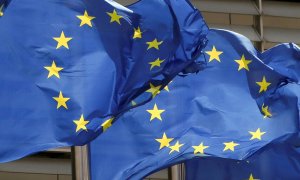 Banderas de la UE en el exterior del edificio de la sede de la Comisión Eureopa, en Bruselas. REUTERS/Yves Herman