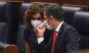 La ministra de Hacienda, María Jesús Montrero, conversa con el titular de Presidencia, Félix Bolaños, durante el Pleno en el Congreso de los Diputados. EFE/ Kiko Huesca