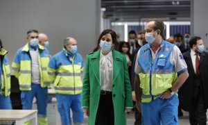 La presidenta de la Comunidad de Madrid, Isabel Díaz Ayuso, junto a trabajadores del SUMMA 112 durante la inauguración del Hospital Isabel Zendal, nuevo recurso de la sanidad pública madrileña, en Madrid (España), a 1 de diciembre de 2020.