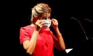 La vicepresidenta segunda y ministra de Trabajo y Economía Social, Yolanda Díaz, se coloca la mascarilla tras participar en la lectura continuada de "La Divina Comedia" que conmemora el séptimo centenario de la muerte de Dante Alighieri, este martes en el