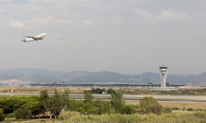 Un avión despega del aeropuerto de El Prat de Barcelona.