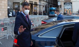 El presidente del Gobierno, Pedro Sánchez, a su salida del Palau de la Generalitat en Barcelona tras su encuentro con el president Pere Aragonés, previo a la reunión en la mesa de diálogo sobre Catalunya. EFE/Enric Fontcuberta