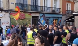 La comitiva ultra a su paso por la Plaza de Chueca.