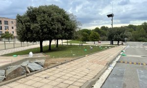 Restes de begudes, llaunes i plàstics després del macrobotellot al campus de la UAB.