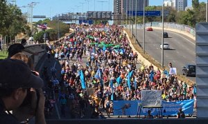 Una de les grans columnes de manifestants entrant per la Gran Via en direcció al carrer Tarragona.